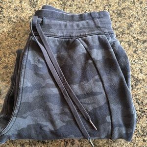 Lululemon scuba sweatpants in camouflage print size 4